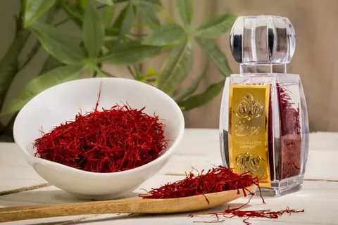 زعفران درجه یک عاقله با رشته‌ های خوش‌ رنگ و مناسب انواع غذا و دسر